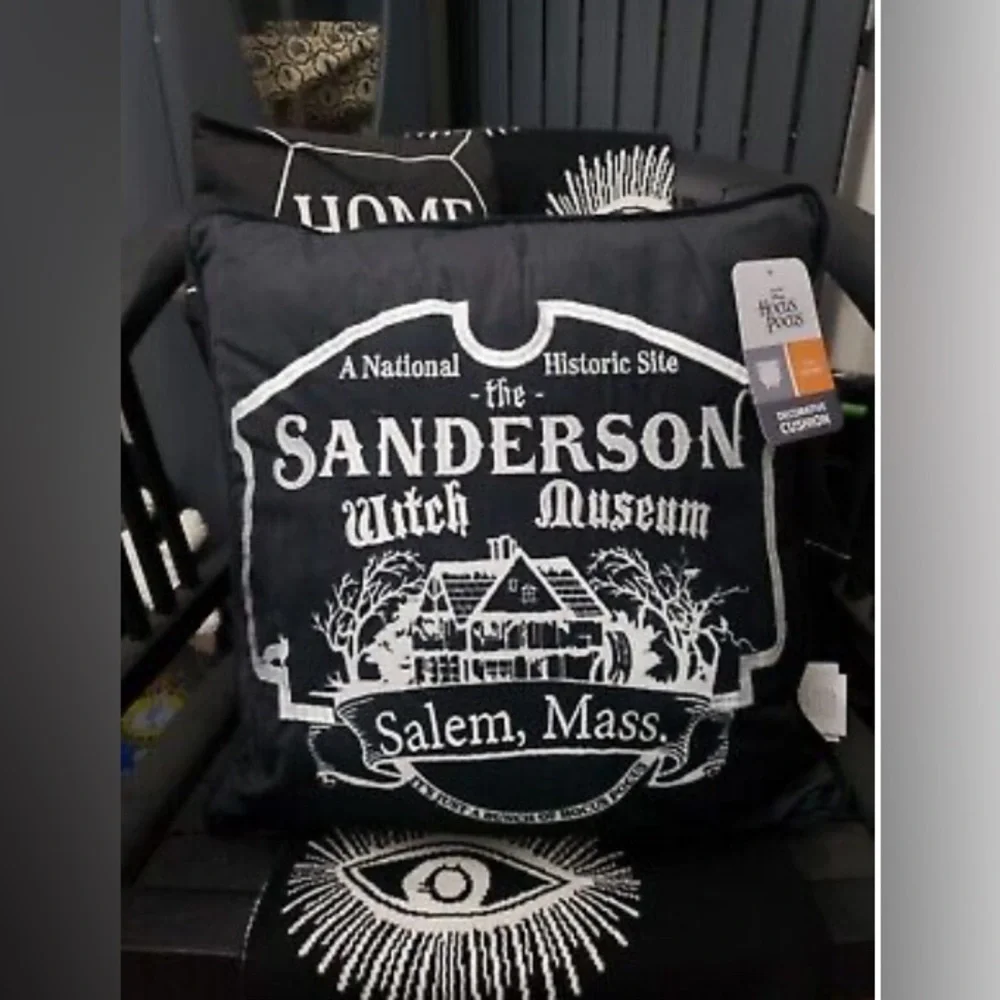 NWOT Disneys Hocus Pocus Sanderson Witch Museum Halloween Throw Pillow